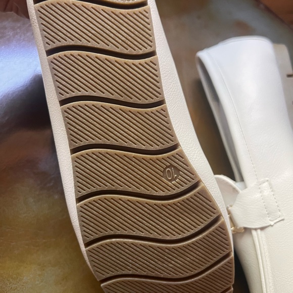 Cvistpieo Elegant White Loafers with Gold Accent - Picture 4 of 5